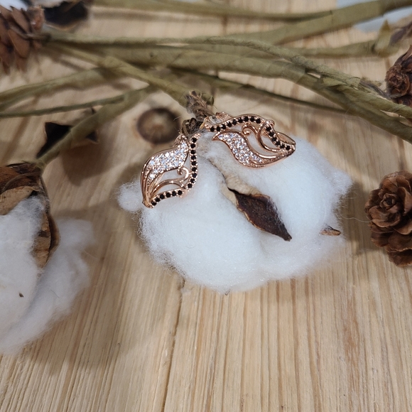 🩷🖤NEW🩷🖤EXQUISITE!! CZ Hollow Flower Lear Earrings in ROSE GOLD Plating - Picture 9 of 15